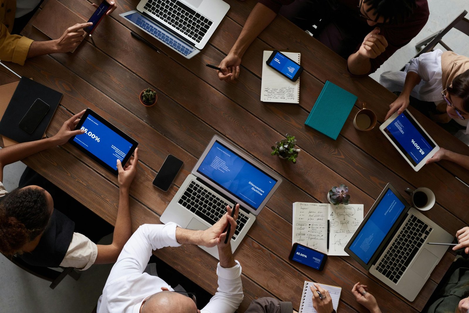 Une équipe au travail sur ordinateurs et tablettes