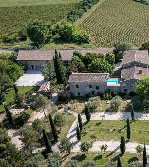 Vue drone d'un mas entouré de vignes